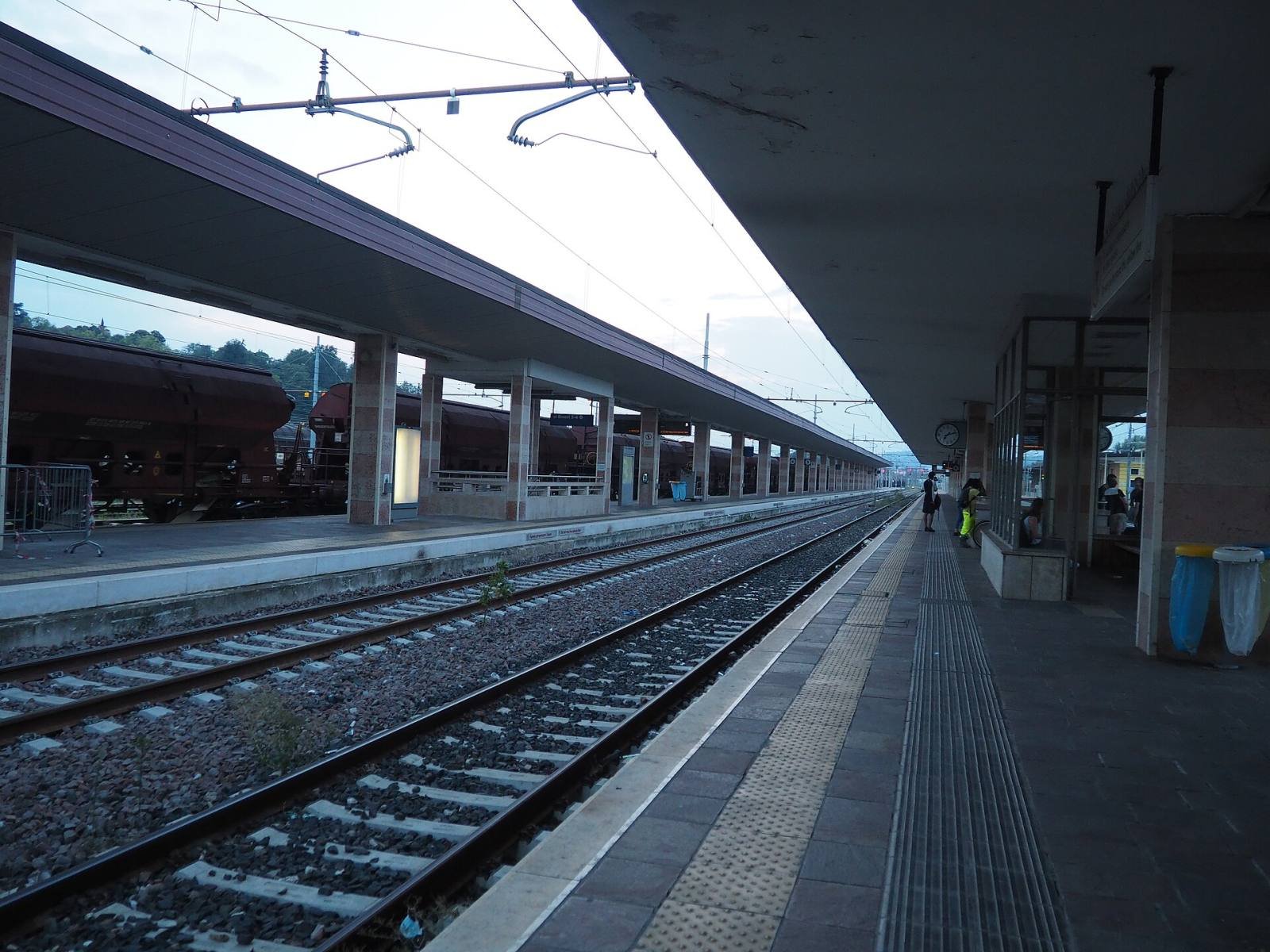 A long platform at Vicenza railway station under a curved canopy