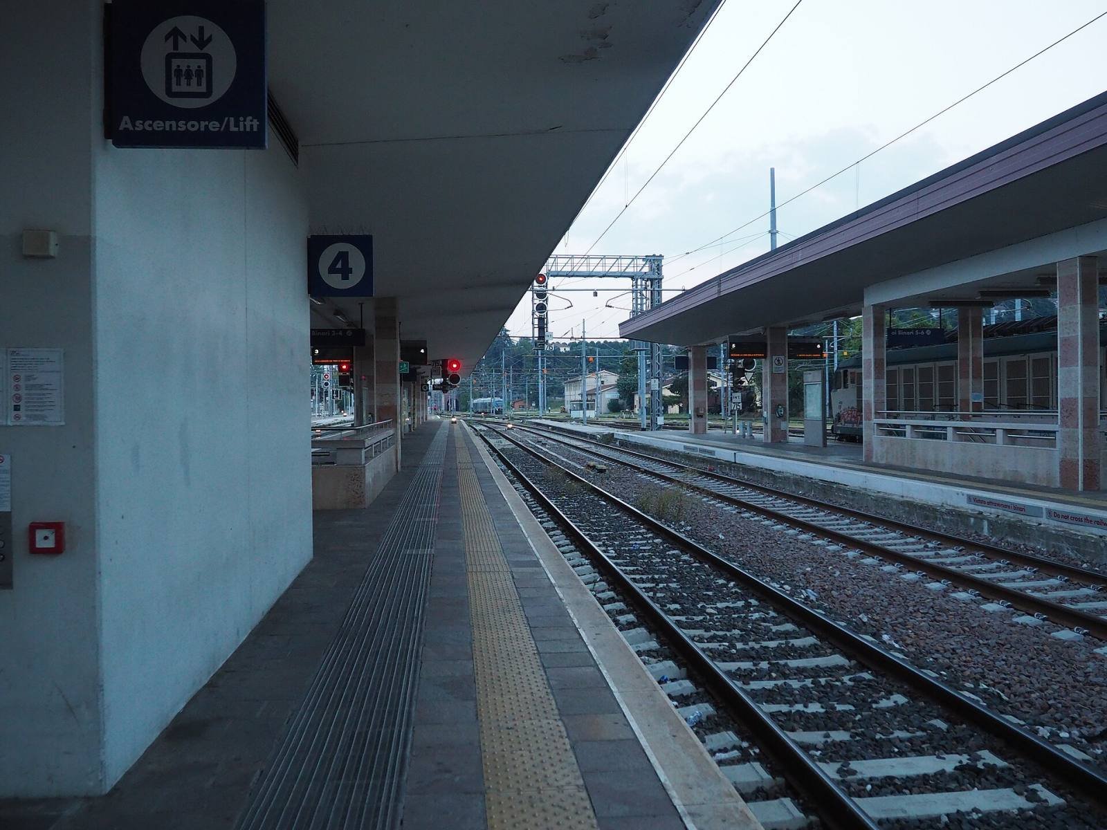 Platform 4 at Vicenza railway station, with tracks and a long canopy