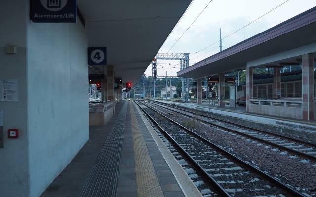 Platform 4 at Vicenza railway station, with tracks and a long canopy